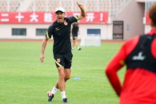 而米兰青年队后卫西米奇没有资格在欧冠报名，因此本场佳夫离场后替补出场的是中场克鲁尼奇。